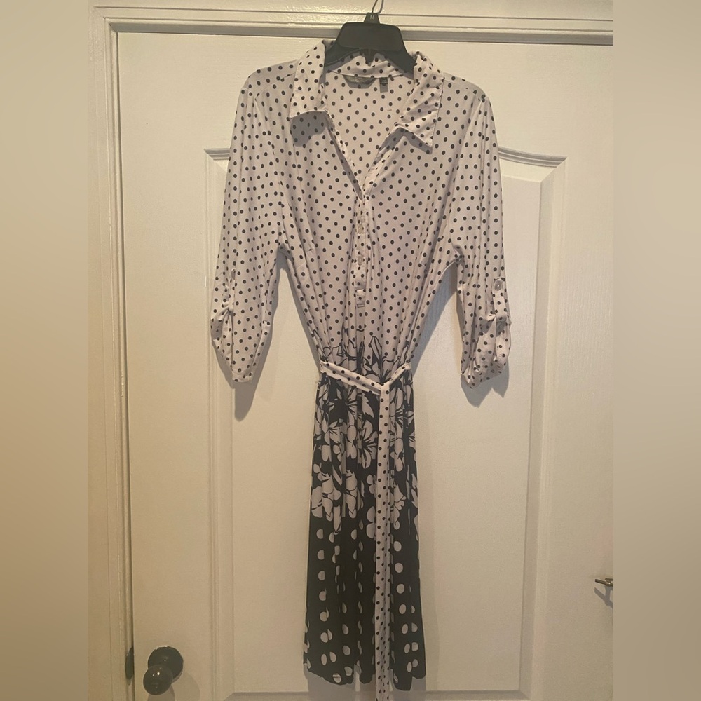 Shirt dress with collar and c neck. Mid sleeved.